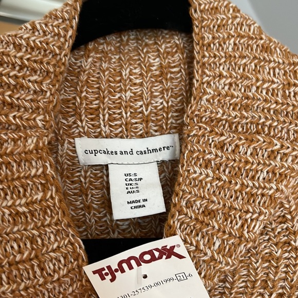 cupcakes and cashmere sweater - Picture 2 of 2